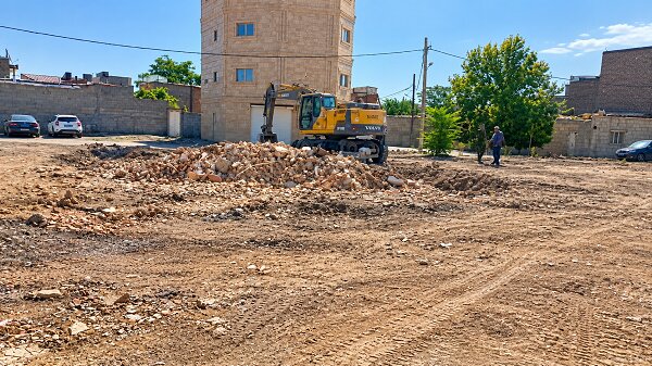 تسطیح محل بوستان سنجران و آماده سازی برای احداث باغ میوه
