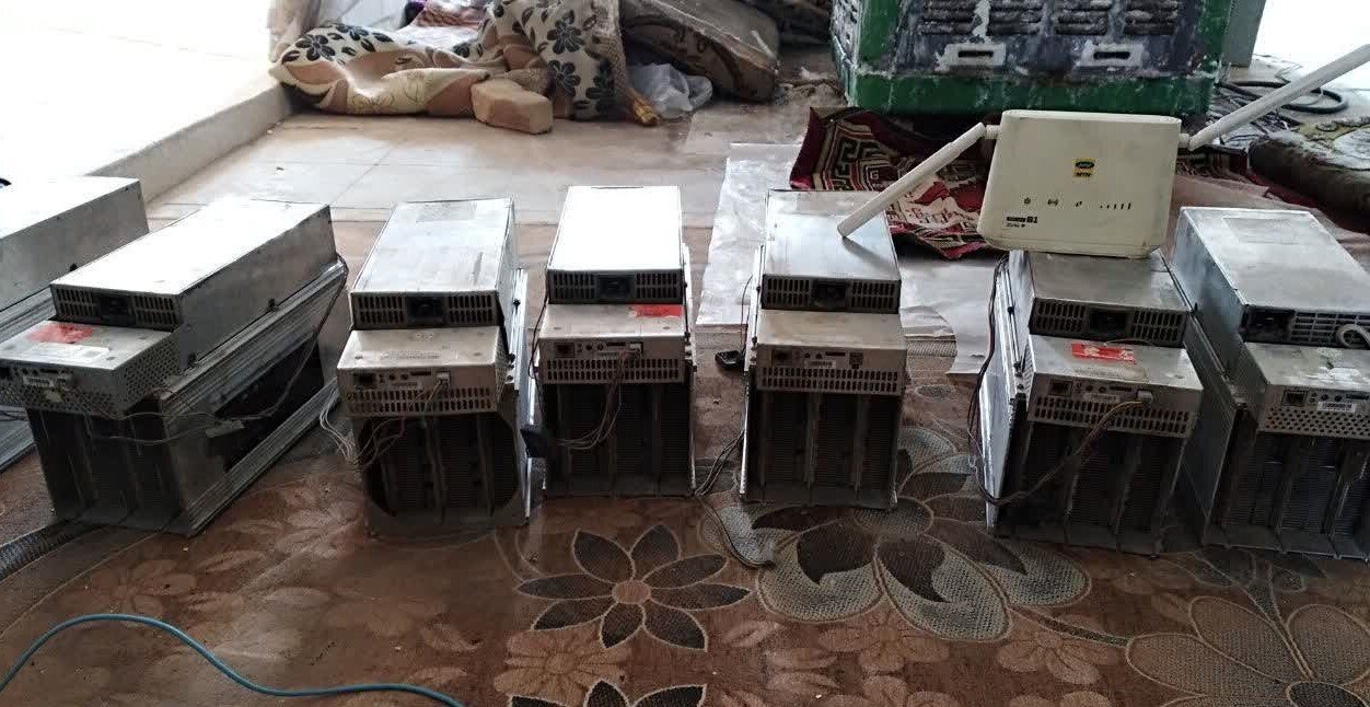 قاچاق برق در ۴ واحد مسکونی در قم /کشف و ضبط ۱۴ دستگاه ماینر غیرمجاز
