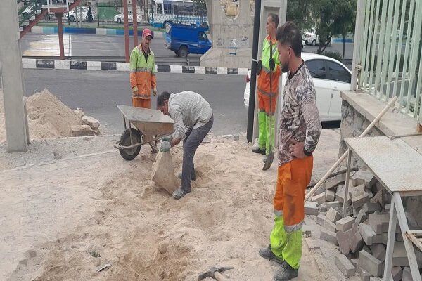 بهسازی تردد شهروندان با کف سازی پیاده رو کمربندی میانی توسط شهرداری منطقه ۲