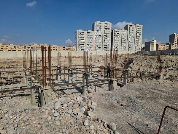 قالب‌بندی تیرهای سقف همکف ساختمان مدیریت بحران منطقه ۷ تبریز در حال اجراست