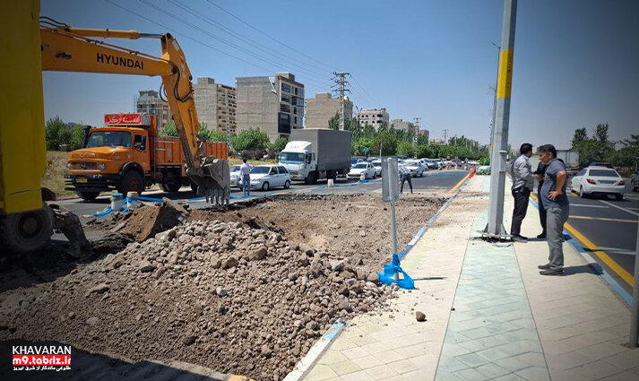 اصلاح بستر سه‌راهی زرنق پس از ترکیدگی لوله آب و فاضلاب