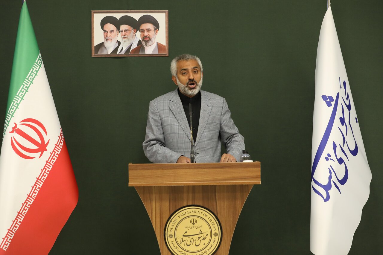 دبیر شورایعالی امنیت ملی به جوانان انقلابی میدان دهد