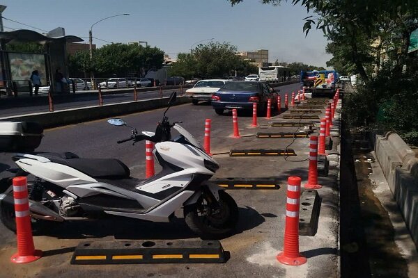 اجرای ایستگاه پارک موتورسیکلت و نصب تجهیزات ترافیکی در خیابان ۲۲ بهمن