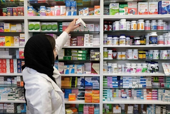 افزایش قیمت برخی داروها باید با پوشش بیمهای همراه شود/ دولت هرچه سریعتر منابع حوزه سلامت و بیمهها را تقویت کند