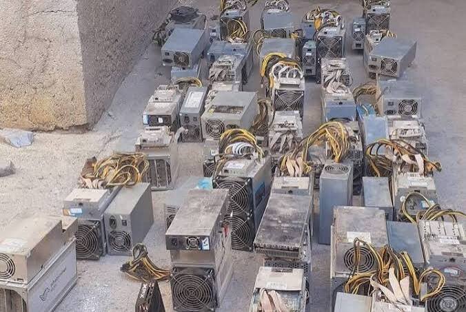 کشف ۵۶ دستگاه ماینر غیرمجاز در عجب‌شیر و شبستر؛ مصرف برق معادل بیش از ۴۰۰ خانوار