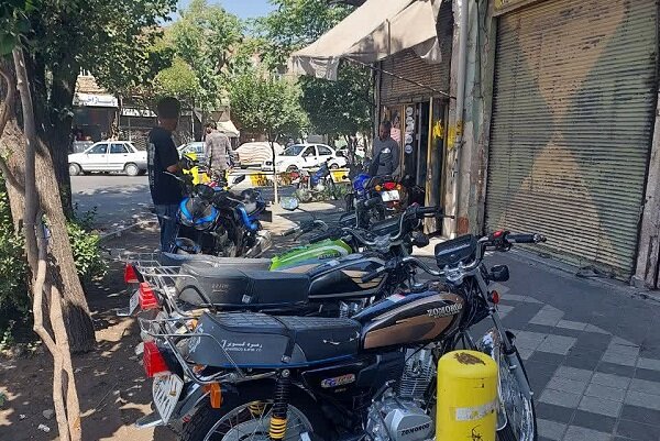 ارائه اخطاریه به واحدهای صنفی سد معبرکننده در خیابان فلسطین