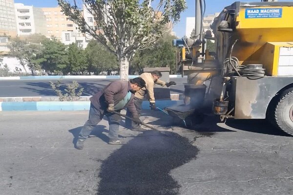 بهبود عبور و مرور شهروندان با چاله زدائی ۸۰۰ تنی معابر شهرداری منطقه ۲