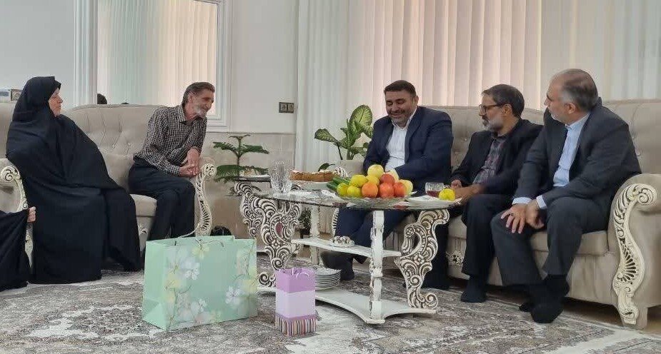 دیدار مدیرعامل شرکت توزیع برق استان اصفهان با خانواده همکار شهید، سعید جلالی