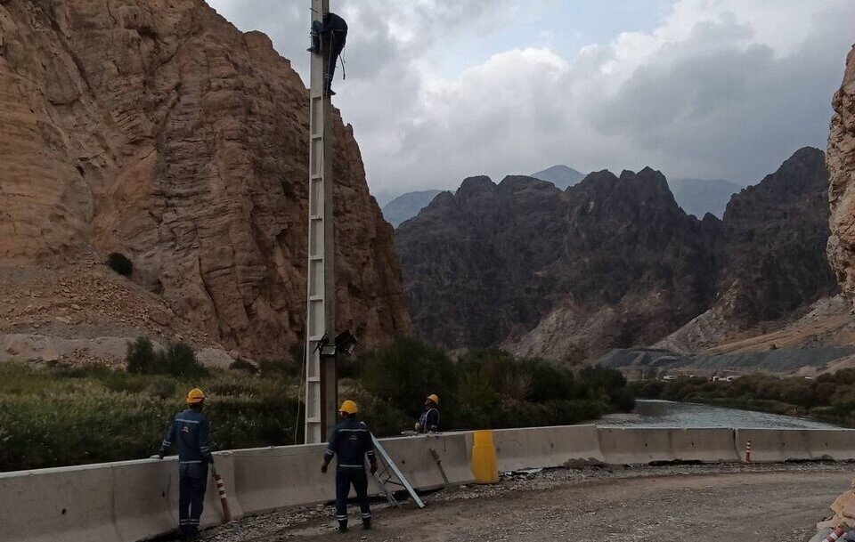 ریزش کوه در مسیر نوردوز؛ تلاش جهادی برق شهرستان جلفا برای پایداری شبکه در نوار مرزی