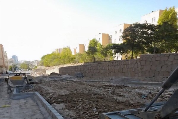 اتمام احداث دیوار سنگی پارک نور شهرک یاغچیان