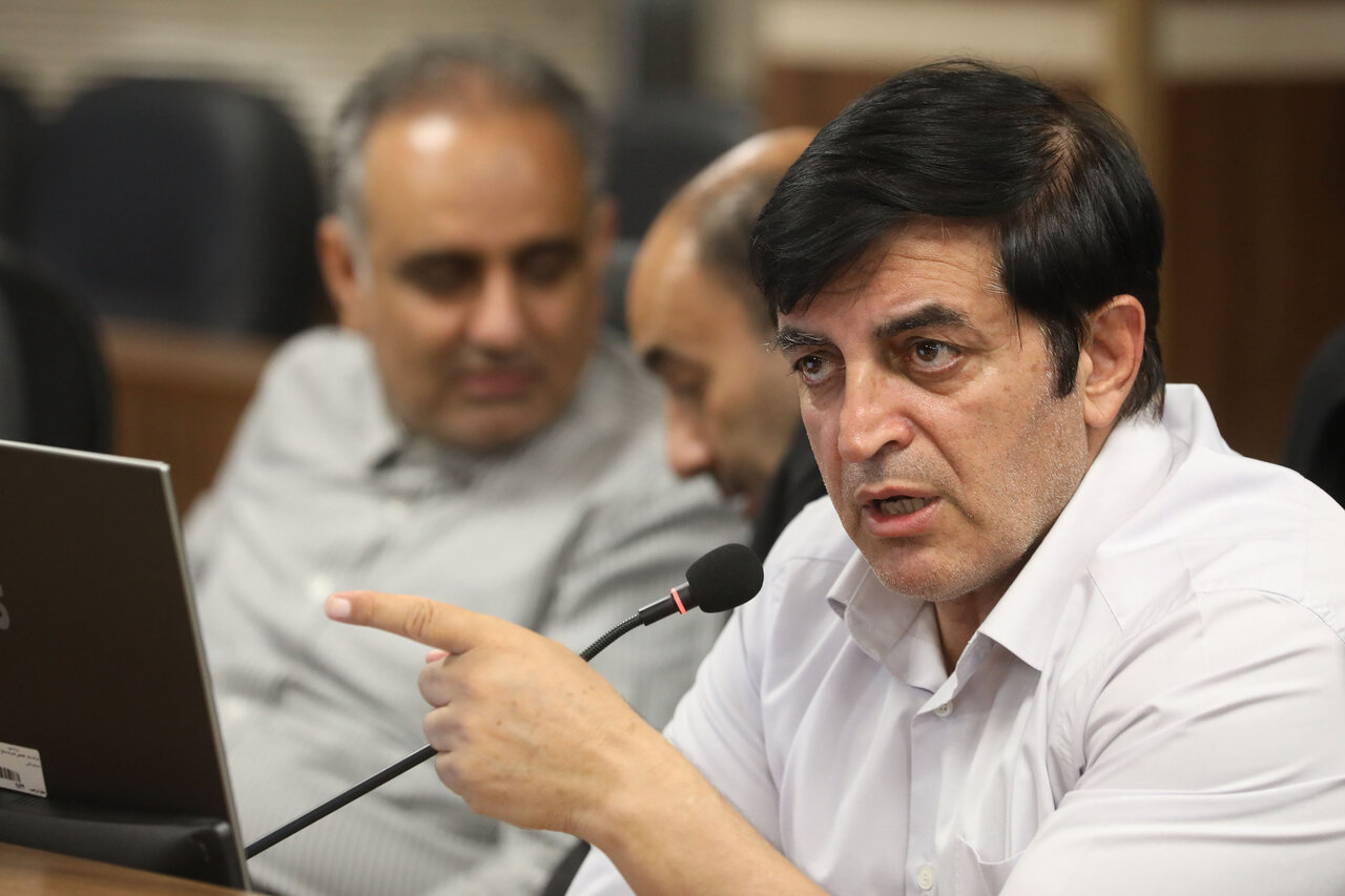 انتقاد شدید از بی‌توجهی به مناطق کمتر توسعه‌یافته و ناتوانی در کنترل بازار ارز / دستگاه‌های اجرایی در تخصیص بودجه و رفع موانع گمرکی عملکرد مطلوبی ندارند
