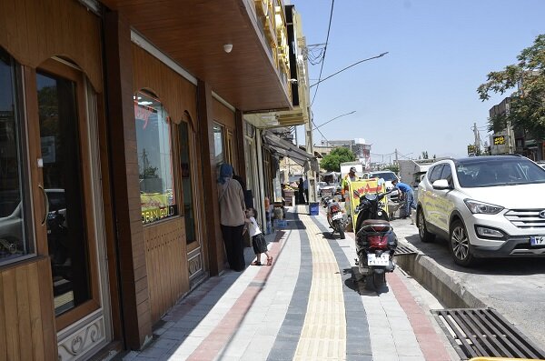 کف‌سازی ۳۲۵۰ مترمربع از پیاده‌روهای مسیر خیابان آخماقیه