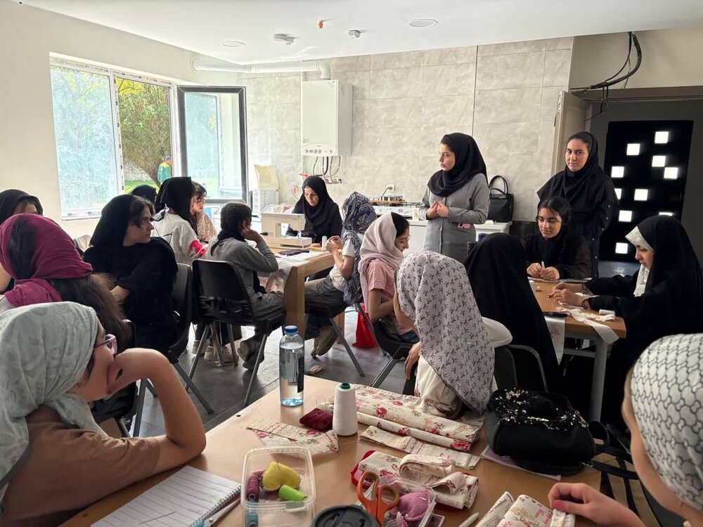 برگزاری کارگاه آموزشی دوخت کیف دستی پارچه‌ ای با رویکرد کاهش تولید پسماند در فرهنگسرای زعفرانیه