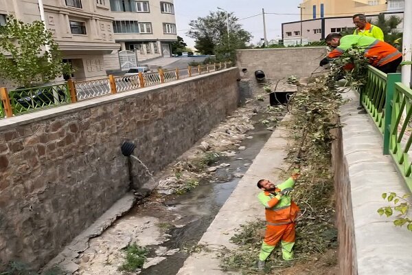 پاک‌سازی کانال الهی پرست توسط شهرداری منطقه ۲