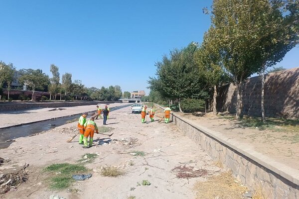 تنظیف و لایروبی ۲۸ هزار متر مربع از مسیر مهران رود در سطح حوزه منطقه ۱۰