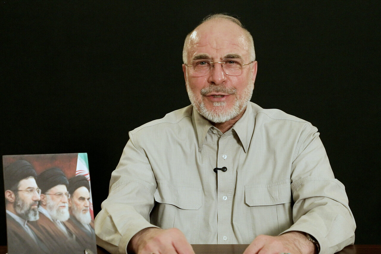 در ۱۵ ماه گذشته، به اندازه یک دهه پیشرفت در حوزه نظامی داشتیم/دربرابر فرماندهان شجاع و همه نیروهای مسلح سر تعظیم فرود می‌آورم/آمریکا مثل دزدان تلاش می‌کند چند کشتی را از تنگه عبور دهد /اگر محاصره را تشدید کنند، حتماً پاسخ نظامی می‌دهیم