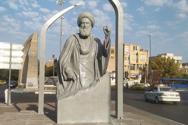 تندیس شهید محراب آیت‌الله مدنی در میدان نماز مرمت و رنگ‌آمیزی شد