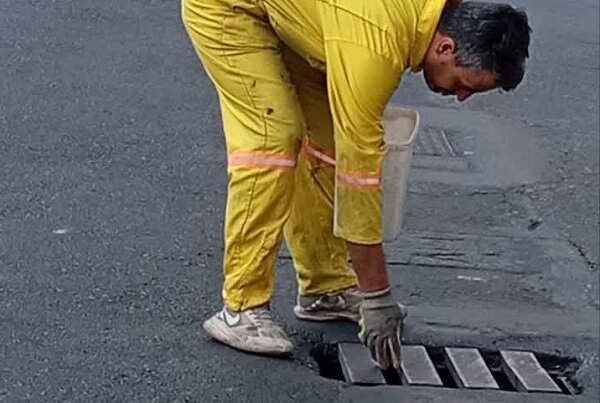 طعمه‌گذاری ۲۲ معبر شهری منطقه ۸ با هدف ارتقای بهداشت و سلامت شهروندان