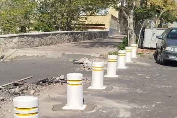 نصب استاپرهای فلزی در پیاده روهای سطح حوزه شهرداری منطقه ۲