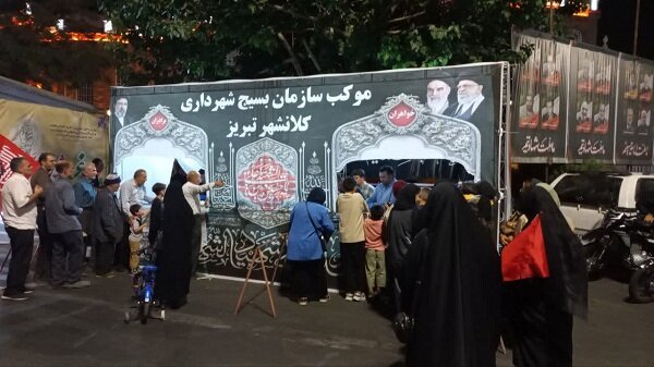 توزیع نذری در غرفه سازمان بسیج شهرداری تبریز