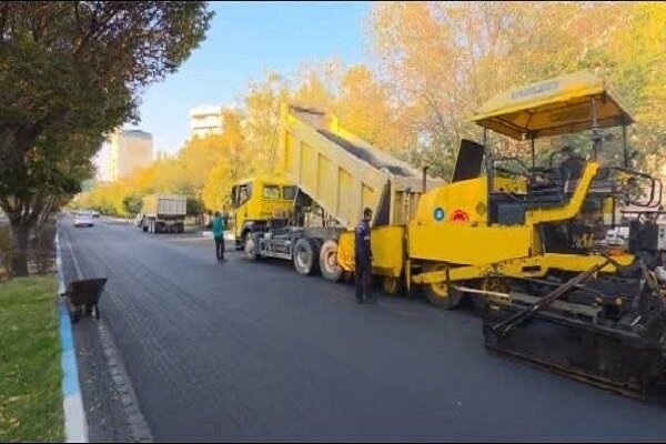 تداوم اجرای آسفالت ریزی لاین برگشت باند کندرو جاده ائل گلی