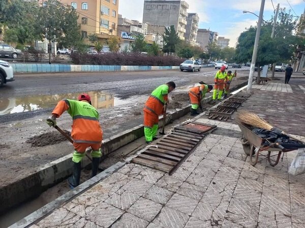عملیات لایروبی و پاکسازی آبروها در محور میدان امام حسین تا شهدای لاله اجرایی شد