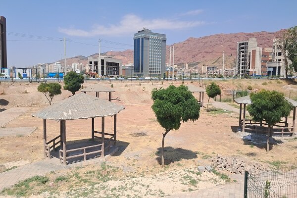 تداوم عملیات اجرایی پروژه باغ میوه در منطقه ۵ تبریز
