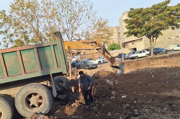 نخاله‌برداری و همسطح‌سازی محل بوستان سنجران و آماده سازی برای احداث باغ میوه