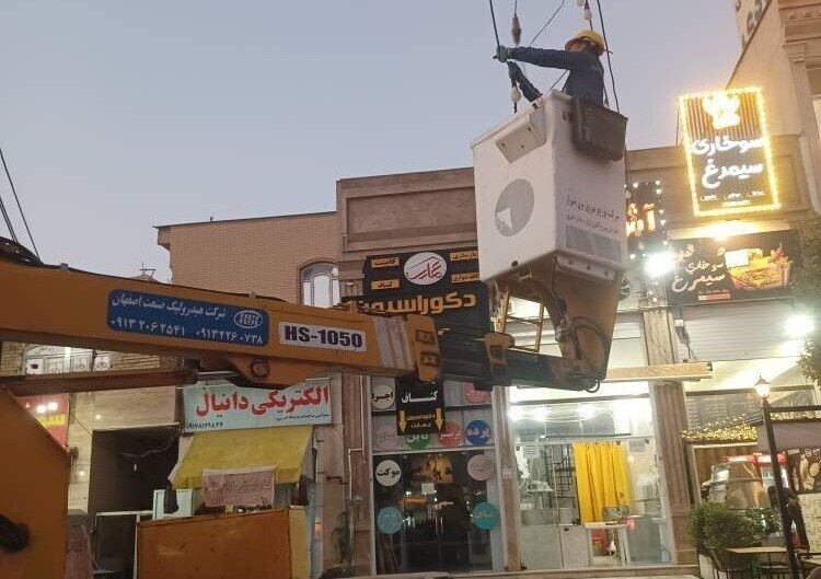 شناسایی ۵۱ واحد تجاری با مصرف غیرضروری برق در طرح «۱۰۰ شب، ۱۰۰ بازدید» شیراز