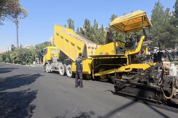 آسفالت ریزی رویه ۸۰۰ تنی لاین شرقی باند کندرو جاده ائل گلی