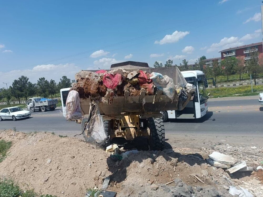 جاده آناخاتون از نخالههای ساختمانی و عمرانی پاکسازی شد