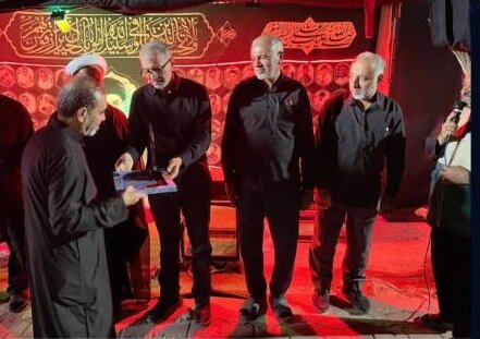 تجلیل مرادی از موکبداران عراقی در مراسم یادواره شهدای مدرسه شجره طیبه