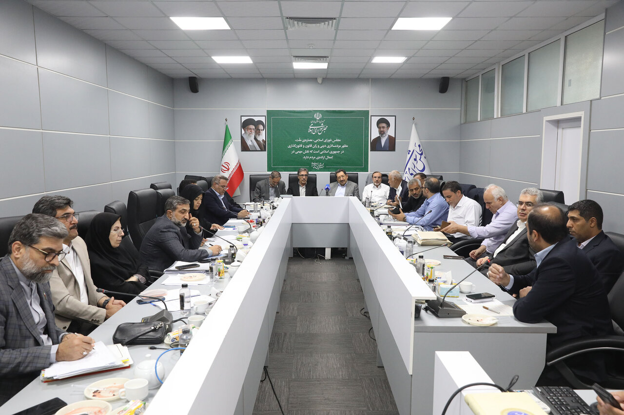پرونده تعرفه واردات خودرو روی میز کمیسیون صنایع مجلس؛ از نگرانی برای تضییع حقوق مردم تا ضرورت عرضه خودروی اقتصادی