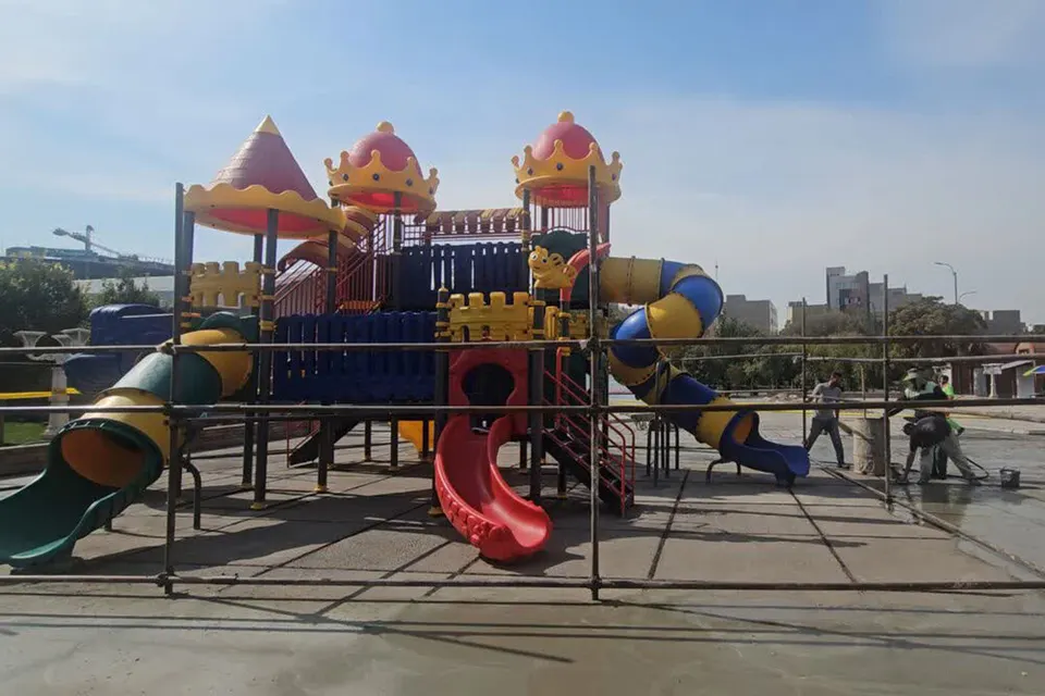 نصب تجهیزات بازی کودکان در قلب پارک باغشمال