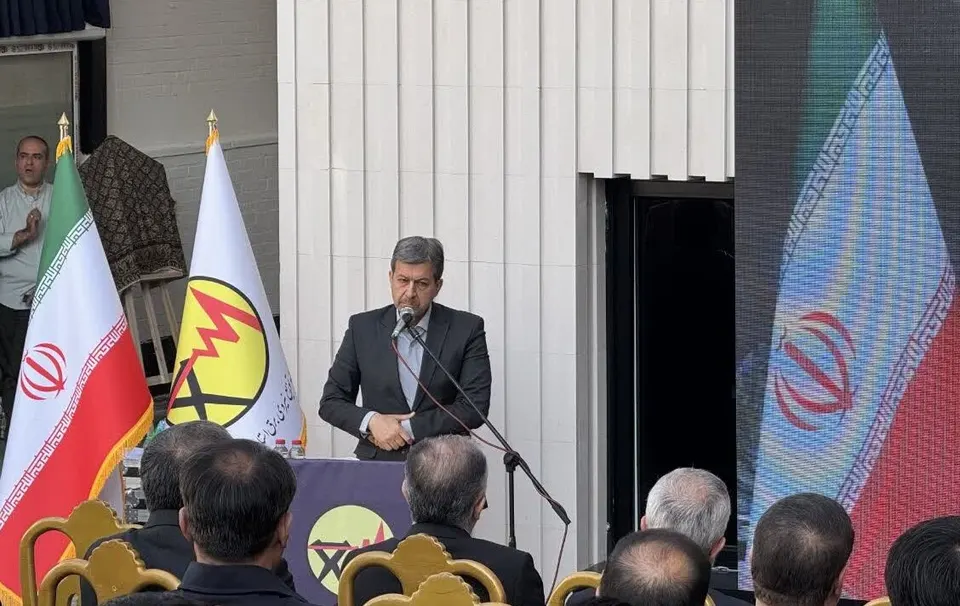 مدافعان روشنایی در خط مقدم خدمت و پایداری ایستاده‌اند