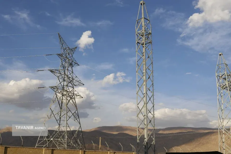 نصب دکلهای پایانی خط ۴۰۰ کیلوولت لردگان ـ یاسوج