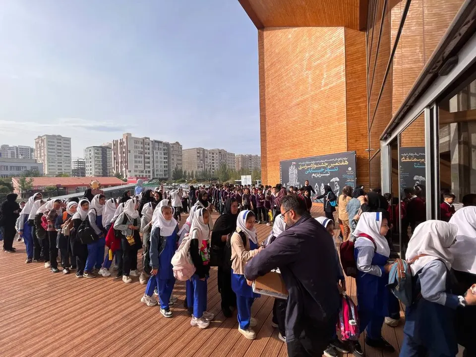 تئاتر خیابانی "تبریزیم" با لبخند ۱۵۰۰ دانشآموز آغاز شد/ جشنوارهای به وسعت میهن، کودکی و فرهنگ