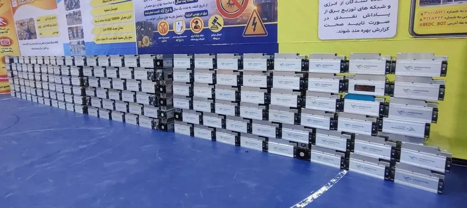 کشف و ضبط ۵۵۴ ماینر غیرمجاز در یک انبار تجاری در عسلویه