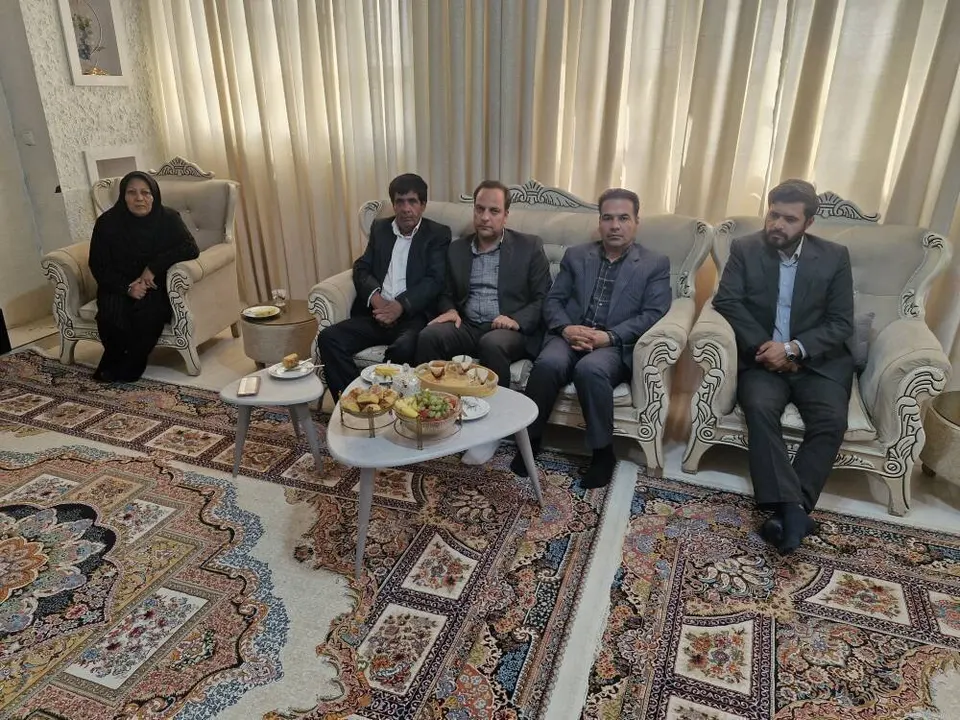 تجلیل از همسر و خانواده فداکار همکار آسیب دیده در توزیع برق خراسان رضوی