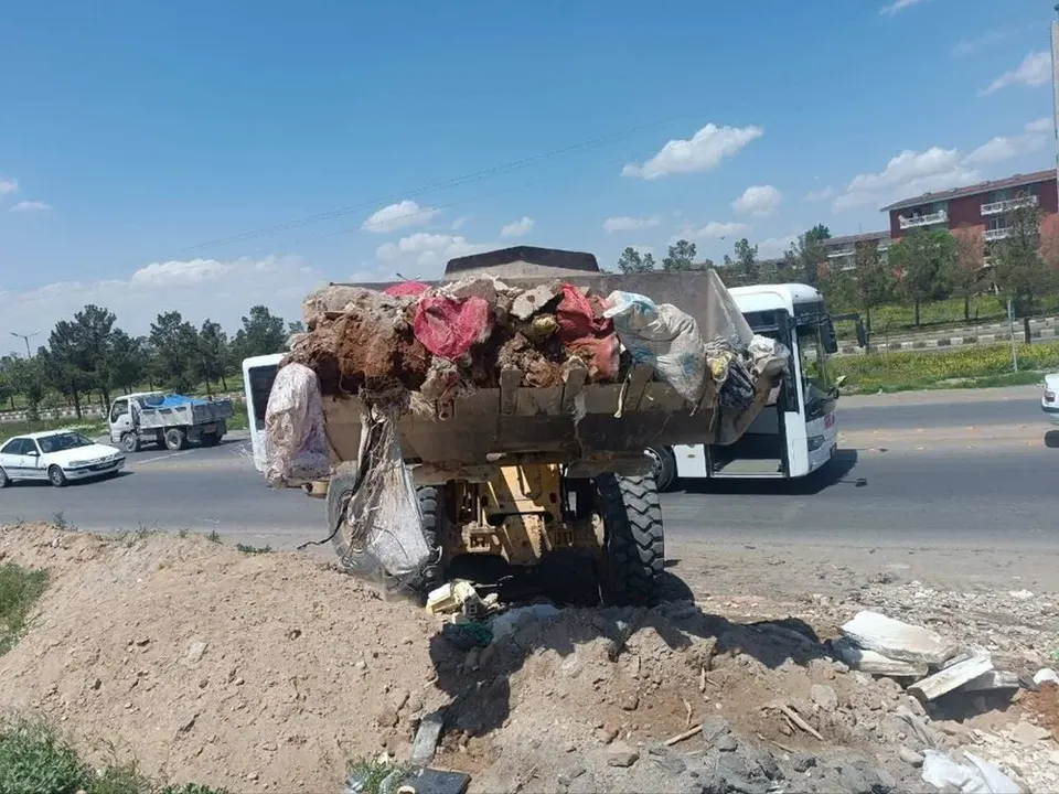 جاده آناخاتون از نخاله‌های ساختمانی و عمرانی پاک‌سازی شد