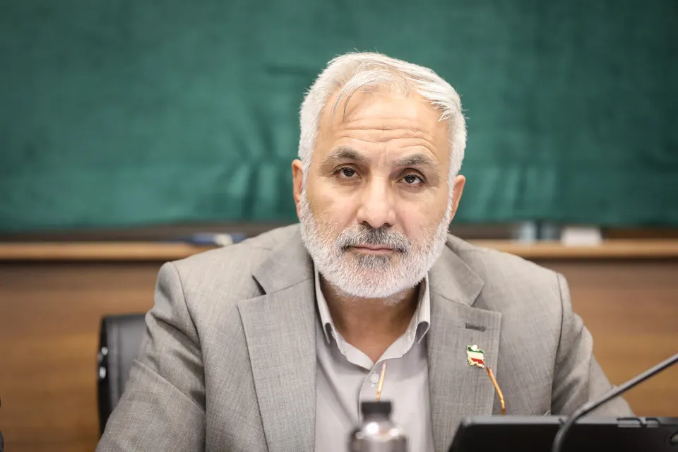 رفع نارضایتی بازنشستگان از کاهش چشمگیر دریافتی آنان به نسبت زمان اشتغال از مسیر اصلاح قانون در مجلس