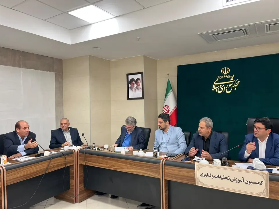 استقلال دانشگاه‌ها و جلوگیری از انسداد رشته‌های تحصیلی در دستور کار مجلس/ کمیسیون آموزش استقلال اقتصادی دانشگاه‌ها را بررسی می‌کند/ آینده رشته‌های دانشگاهی باید با نیازهای ۵۰ سال آینده کشور سنجیده شود