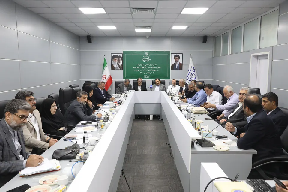پرونده تعرفه واردات خودرو روی میز کمیسیون صنایع مجلس؛ از نگرانی برای تضییع حقوق مردم تا ضرورت عرضه خودروی اقتصادی