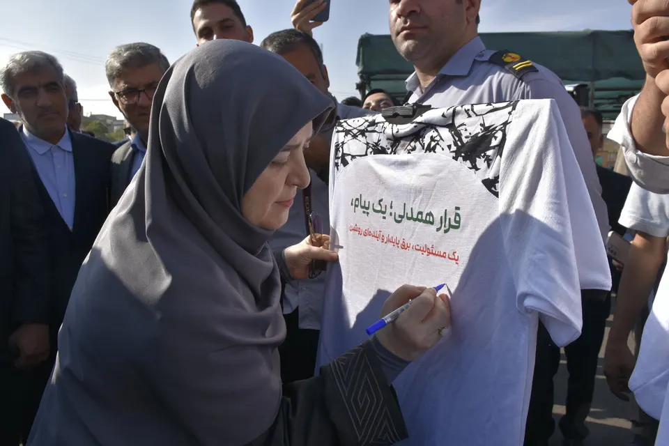 یک امضا برای همدلی؛ همراهی سخنگوی دولت با سفیر همدلی در اراک